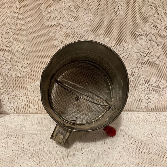 Vintage Metal Bromwell's 5 Cups Measuring Sifter Red wood Crank handle - Picture 12 of 13